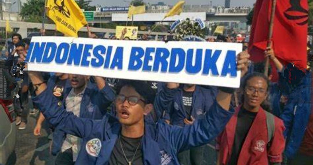Aksi Mahasiswa “Indonesia Gelap” Serukan Perubahan di Patung Kuda Monas