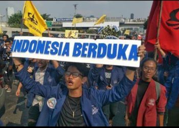 Aksi Mahasiswa “Indonesia Gelap” Serukan Perubahan di Patung Kuda Monas