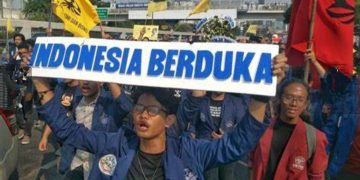 Aksi Mahasiswa “Indonesia Gelap” Serukan Perubahan di Patung Kuda Monas